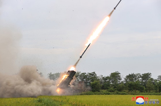 北朝鮮は昨年、新しい誘導体系を適用した「更新型」２４０ミリ放射砲（多連装ロケット砲）の性能を誇示した。　［朝鮮中央通信＝聯合ニュース］