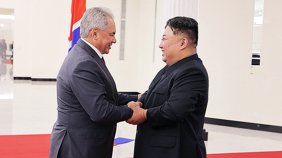 北朝鮮の金正恩国務委員長は１７日、平壌でロシアのショイグ安全保障会議書記と会った。その後、ショイグ書記は北朝鮮が６０００人を追加派兵することにしたと公開した。　［労働新聞＝ニュース１］