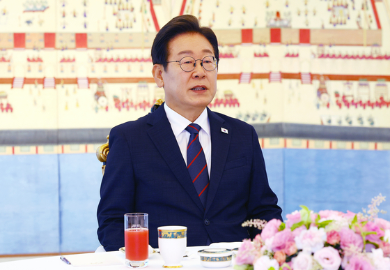 韓国の李在明（イ・ジェミョン）大統領が２２日、ソウル漢南洞（ハンナムドン）官邸で開かれた与野党指導部との昼食会合で発言している。［写真　大統領室写真記者団］