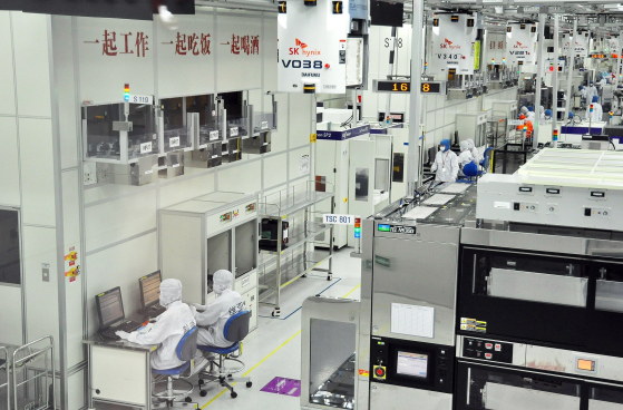 ＳＫハイニックスの中国・無錫ＤＲＡＭ工場生産ライン内部全景。［写真　ＳＫハイニックス］