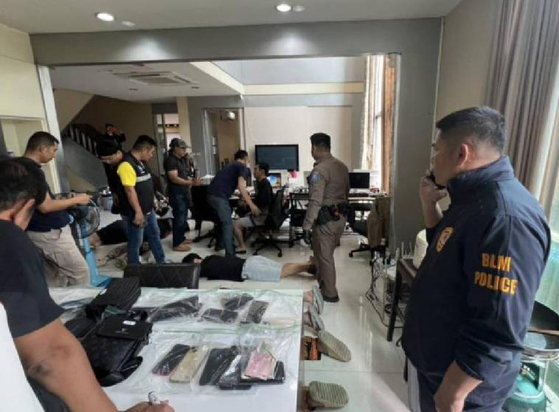  韓国人オンライン詐欺組織の逮捕現場。［バンコック・ポストのＳＮＳ　キャプチャー］