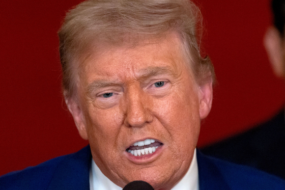 米国のドナルド・トランプ大統領が２１日（現地時間）、ホワイトハウスでイラン核施設に対する空爆作戦を終えた後、国民向け演説で説明している。［写真　ＡＦＰ＝聯合ニュース］