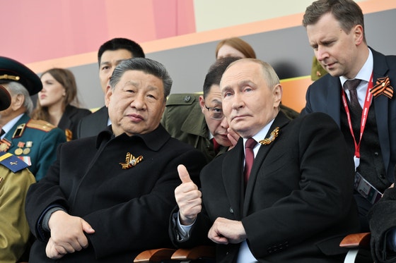 ロシアのウラジーミル・プーチン大統領（右）中国のと習近平国家主席が先月９日、モスクワ赤の広場で開かれた第２次世界大戦記念閲兵式で並んで座って対話をしている。［写真　ＥＰＡ＝聯合ニュース］
