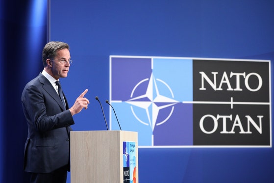 北大西洋条約機構（ＮＡＴＯ）のルッテ事務総長が２３日にオランダのハーグでＮＡＴＯ首脳会談に先立ち記者会見をしている。［写真　新華社＝聯合ニュース］