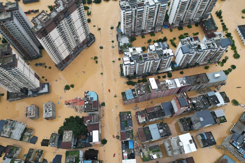 中国南西部貴州省榕江県の建物が前日から降った大雨で浸水した。［写真　ＡＦＰ＝聯合ニュース］