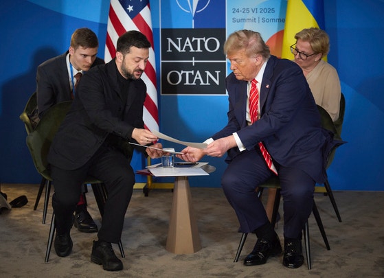 ２５日（現地時間）、オランダ・ハーグで開催されたＮＡＴＯ首脳会議で、５０分間ほど別に会談したトランプ米大統領（右）とウクライナのゼレンスキー大統領　［ＥＰＡ＝聯合ニュース］