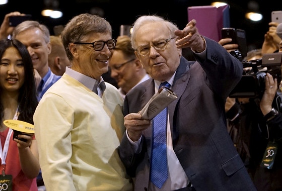 マイクロソフト創立者ビル・ゲイツ氏（左）とバークシャー・ハザウェイのウォーレン・バフェット会長　［ロイター＝聯合ニュース］