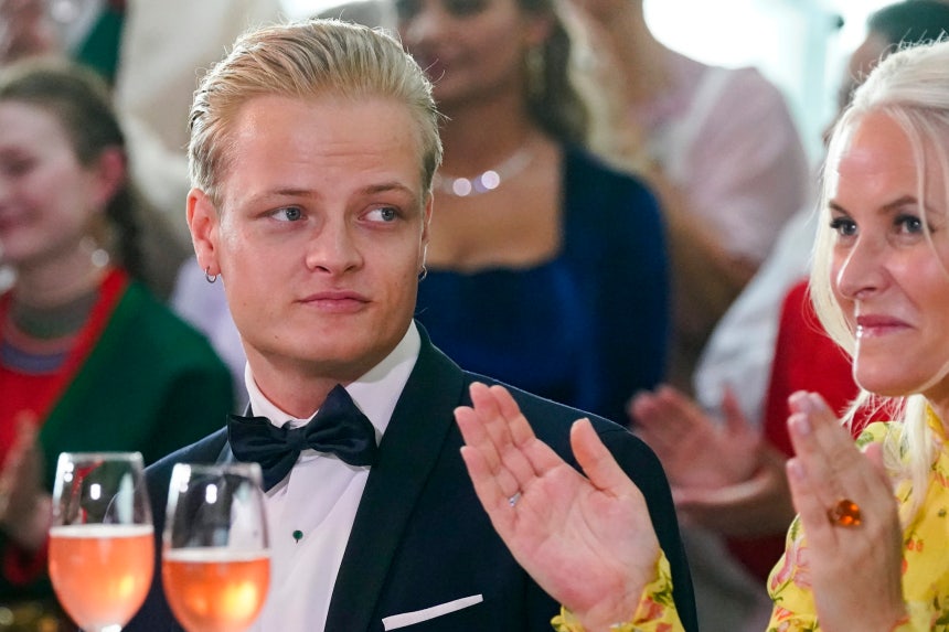 マリウス・ボルグ・ホイビー氏（左）とメッテ・マリット皇太子妃。［写真　ＡＰ＝聯合ニュース］