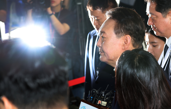 尹錫悦（ユン・ソクヨル）前大統領が２８日午前、ソウル高検で行われた内乱特検チームの最初の被疑者召喚調査に出席した。　キム・ギョンロク記者
