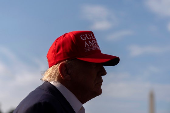 ホワイトハウストランプ大統領が歩きながら取材陣の質問に答えている。［写真　ＡＰ＝聯合ニュース］