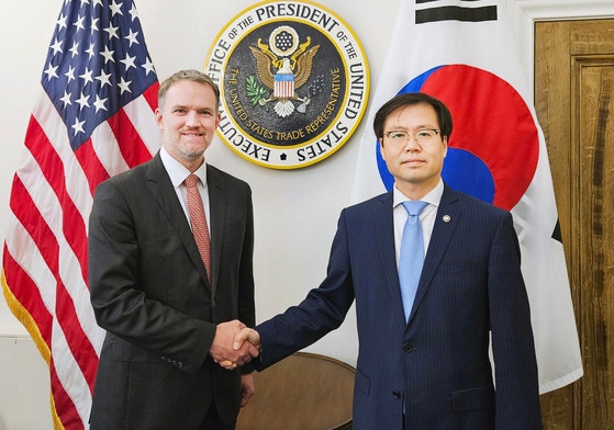 韓国の呂翰九（ヨ・ハング）通商交渉本部長（右）と米国のジェミソン・グリア貿易代表部代表（左）が５日（現地時間）、記念撮影をしている。