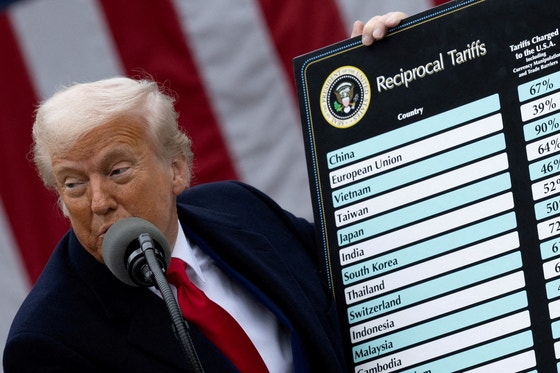 ４月に米ホワイトハウスでトランプ大統領が各国に課する相互関税率を発表している。［写真　ロイター＝聯合ニュース］