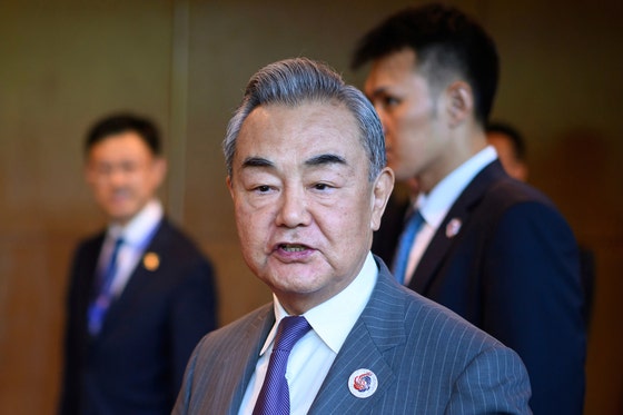 １１日、中国政治局委員兼外交部長の王毅氏がマレーシア・クアラルンプールで開かれた第５８回東南アジア諸国連合（ＡＳＥＡＮ）外相会談場に入って記者に発言している。［写真　ＡＰ］