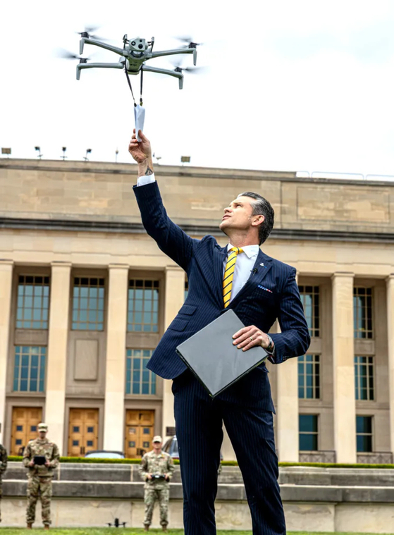 ヘグセス長官が指示書の写本をドローンを使用して伝達する姿　［写真　米国防総省］