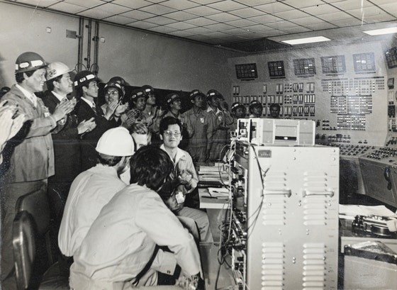 １９７７年６月１９日、古里１号機主制御室で初めての稼動を見守る職員。［写真　洪壮熹］