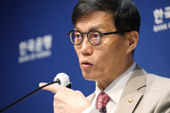  韓国銀行の李昌鏞総裁が１０日、韓国銀行で開かれた通貨政策方向記者懇談会で発言している。韓国銀行金融通貨委員会はこの日下半期初の会議で基準金利を年２．５０％で据え置いた。［写真　共同取材団］