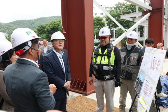１５日、金民錫（キム・ミンソク）首相がＡＰＥＣ首脳会議が開催される慶州市を訪問し、主要工事現場を点検している。　［写真　国務首相室］