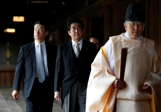 ２０１３年１２月２６日、Ａ級戦犯が合祀された靖国神社を参拝する当時の安倍晋三首相。［写真　ロイター＝聯合ニュース］
