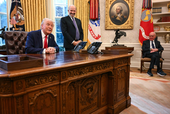 米国のドナルド・トランプ大統領が今年２月３日（現地時間）、ワシントンＤ．Ｃ．ホワイトハウス執務室で当時ハワード・ラトニック商務長官候補、ルパート・マードック氏（右）と共に政府系ファンド設立のための行政命令に署名した後に記者会見をしている。［写真　ＡＦＰ＝聯合ニュース］