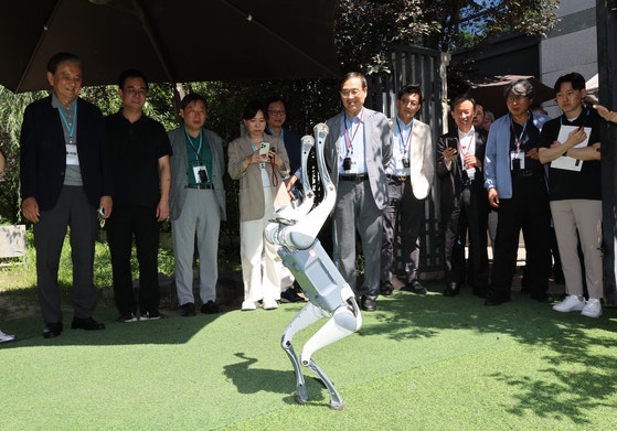 ディープロボティクスの四足ロボット「リンクス」が平和オデッセイ訪問団の前で宙返りをしている。チャン・ジニョン記者