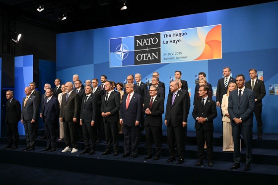 先月２５日にオランダ・ハーグで開催されたＮＡＴＯ首脳会議で各国の首脳が記念撮影をしている。　［ＡＰ＝聯合ニュース］
