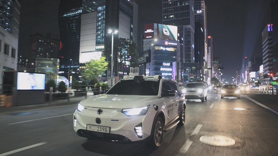 昨年９月から江南（カンナム）地域で深夜の時間帯に運行を始めた自動運転タクシー。スタートアップＳＷＭの走行技術とカカオモビリティーのプラットホームが結びついたサービスは試験運行期間、無料で提供される。　［写真　ソウル市］