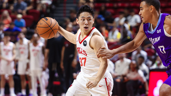 シカゴ・ブルズとツーウェイ契約を結んだ河村建夫（左）　［写真　ＮＢＡ］