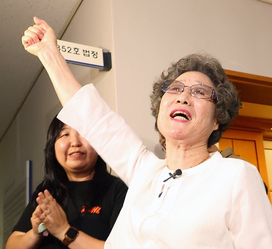 ６１年前、自身に性的暴力を加えようとした男の舌を噛み切って有罪判決を受けたチェ・マルジャさんが２３日、再審初公判で検察が無罪を求刑した後、法廷を後にしながら「勝ちました」と叫んでいる。［写真　聯合ニュース］　