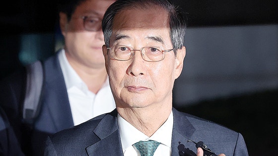 韓国の韓悳洙（ハン・ドクス）前首相が今月２日、ソウル瑞草区（ソチョグ）のソウル高等検察庁に設けられた内乱特検チームの事務室で取り調べを受けた後、帰宅する様子。［写真　ニュース１］