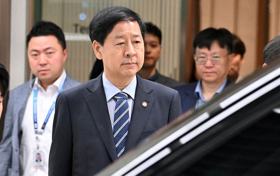 韓米間「２プラス２通商交渉」のため米国に出国しようとしていた具潤哲（ク・ユンチョル）副首相兼企画財政部長官が２４日、仁川国際空港第２旅客ターミナルから硬い表情で出てきた。企画財政部は２４日午前、言論公示を通じて「米国と予定されていた２５日の２プラス２交渉はベッセント財務長官の緊急な日程で開催されなくなった」と明らかにした。　［聯合ニュース］