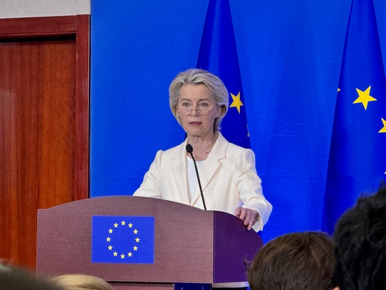 ２４日（現地時間）、北京の欧州連合（ＥＵ）代表部で、欧州委員会のウルズラ・フォンデアライエン委員長が、中国の習近平国家主席および李強首相との会談結果を説明している。シン・ギョンジン記者