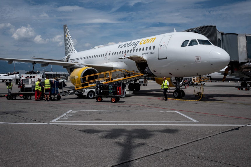 ２０２２年７月２８日（現地時間）、スイス・ジュネーブ空港で撮影されたスペインの格安航空会社ブエリングのエアバスＡ３２０機。２４日、スペインで約５０人のフランス系ユダヤ人の少年たちがブエリング航空機から降ろされる事件が発生し、波紋を呼んでいる。［写真　ＡＦＰ＝聯合ニュース］