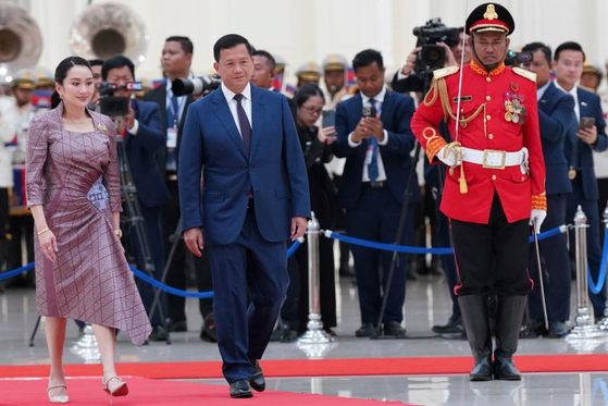 ４月、カンボジアのフン・マネット首相（中）がタイのペートンタン・チナワット首相（左）とカンボジア・プノンペン平和宮殿を歩いている。　［聯合ニュース］