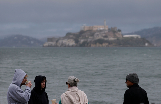 今月２１日（現地時間）、真夏の「寒い天気」にコートを着たサンフランシスコの観光客。［写真　ＡＦＰ＝聯合ニュース］
