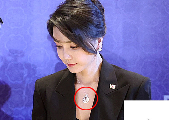 ２０２２年６月、スペイン歴訪中の金建希（キム・ゴンヒ）氏。当時、財産申告漏れだとして論議を呼んだネックレス（円の中）を着用している。［中央フォト］