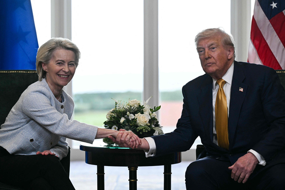  ２７日、スコットランドのターンベリーでトランプ米大統領とフォンデアライエン欧州委員長が会談後に握手している。［写真　ＡＦＰ＝聯合ニュース］