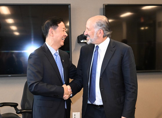 ２９日（現地時間）、米ワシントンでラトニック商務長官と会って握手する具潤哲（ク・ユンチョル）経済副首相兼企画財政部長官（左）　［写真　企画財政部］