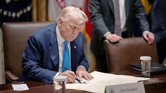 ホワイトハウスは３０日（現地時間）、Ｘ（旧ツイッター）のアカウントに、トランプ大統領がホワイトハウスで韓米貿易合意文書に署名する写真を掲載した。［写真　ホワイトハウスのＸ　アカウント］