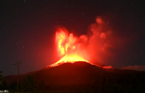 インドネシア東部フローレス島にあるレウォトビ・ラキラキ山が１日に噴火した。［写真　新華社＝聯合ニュース］