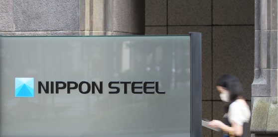 東京の日本製鉄本社前に設置された案内板。［写真　聯合ニュース］