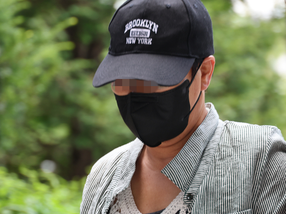 夫の局部を切断し殺害しようとした容疑を受けている５０代の女が２日、拘束前被疑者尋問（令状実質審査）が開かれる仁川地裁に入っている。［写真　聯合ニュース］