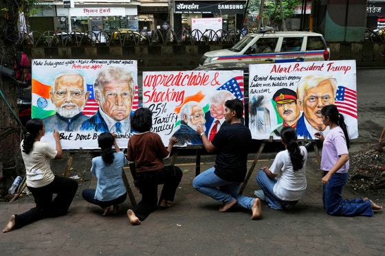 １日（現地時間）、インド・ムンバイで学生が米国の２５％関税を批判してトランプ大統領とモディ首相の肖像画を描いている。　［ＡＰ＝聯合ニュース］