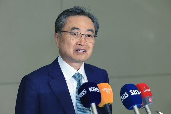 訪米を終えた外交部の趙顕長官が３日午後に仁川国際空港に帰国し取材陣の質問に答えている。［写真　ニュース１］