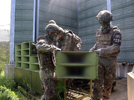 国防部は４日、「わが軍はこの日から対北拡声器の撤去を始めた」と公示した。この日、軍関係者が対北朝鮮拡声器の撤去作業をしている。　［写真　国防部］