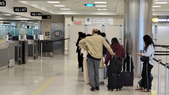 米テキサス州ダラス国際空港の入国審査台。［写真　聯合ニュース］