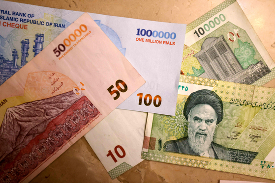 イランの１００万リアル、５０万リアル、１０万リアル紙幣。［写真　ＡＦＰ＝聯合ニュース］