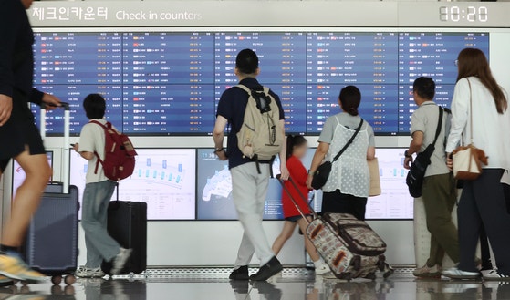 夏のバカンスシーズン真っ只中の３日、仁川（インチョン）国際空港第１旅客ターミナルの出国ロビーは海外旅行へ出発する旅行客でにぎわっている。［写真　聯合ニュース］