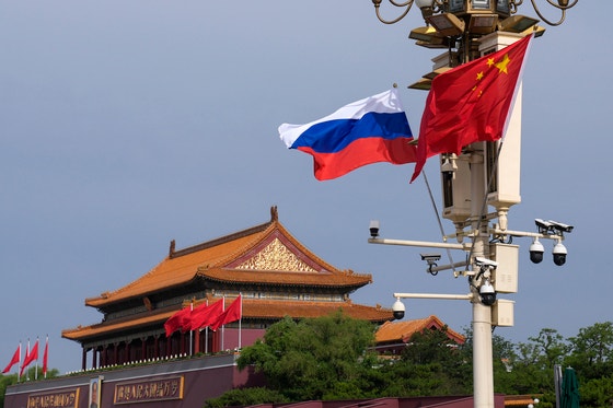 昨年５月、ロシアのプーチン大統領訪中を受け北京の天安門広場前に中国とロシアの国旗が掲げられた。［写真　ＡＰ＝聯合ニュース］