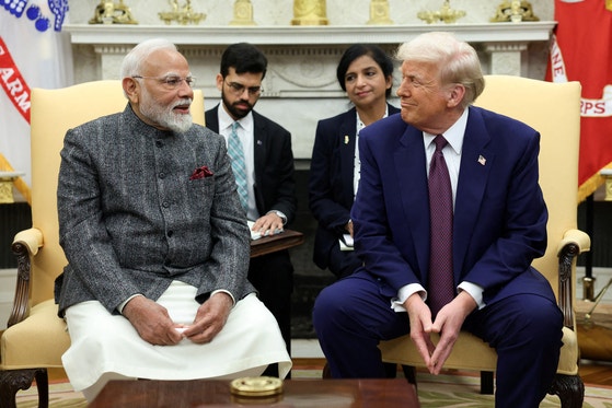 ２月に米ワシントンで開かれたインドとの首脳会談で、トランプ米大統領（右）とインドのモディ首相が談笑している。［写真　ロイター＝聯合ニュース］
