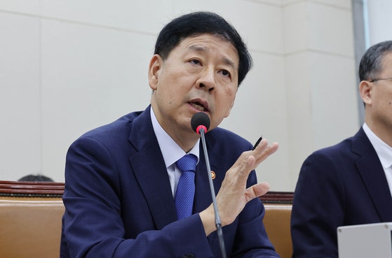 韓国の具潤哲（ク・ユンチョル）副首相兼企画財政部長官が６日、国会企画財政委員会の全体会議で韓米関税交渉関連の懸案質疑に答えている。イム・ヒョンドン記者